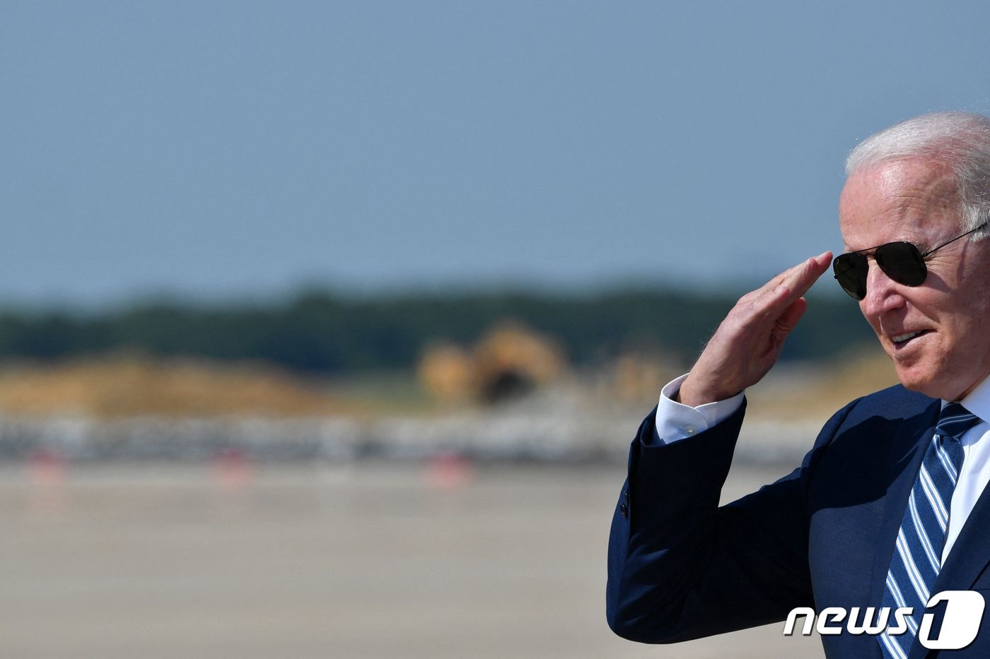 (워싱턴 AFP=뉴스1) 우동명 기자 = 조 바이든 미국 대통령이 19일(현지시간) 코네티컷주 뉴런던에서 열린 해안경비사관학교 졸업식에 참석한 뒤 워싱턴 인근 앤드루스 공군기지서 …