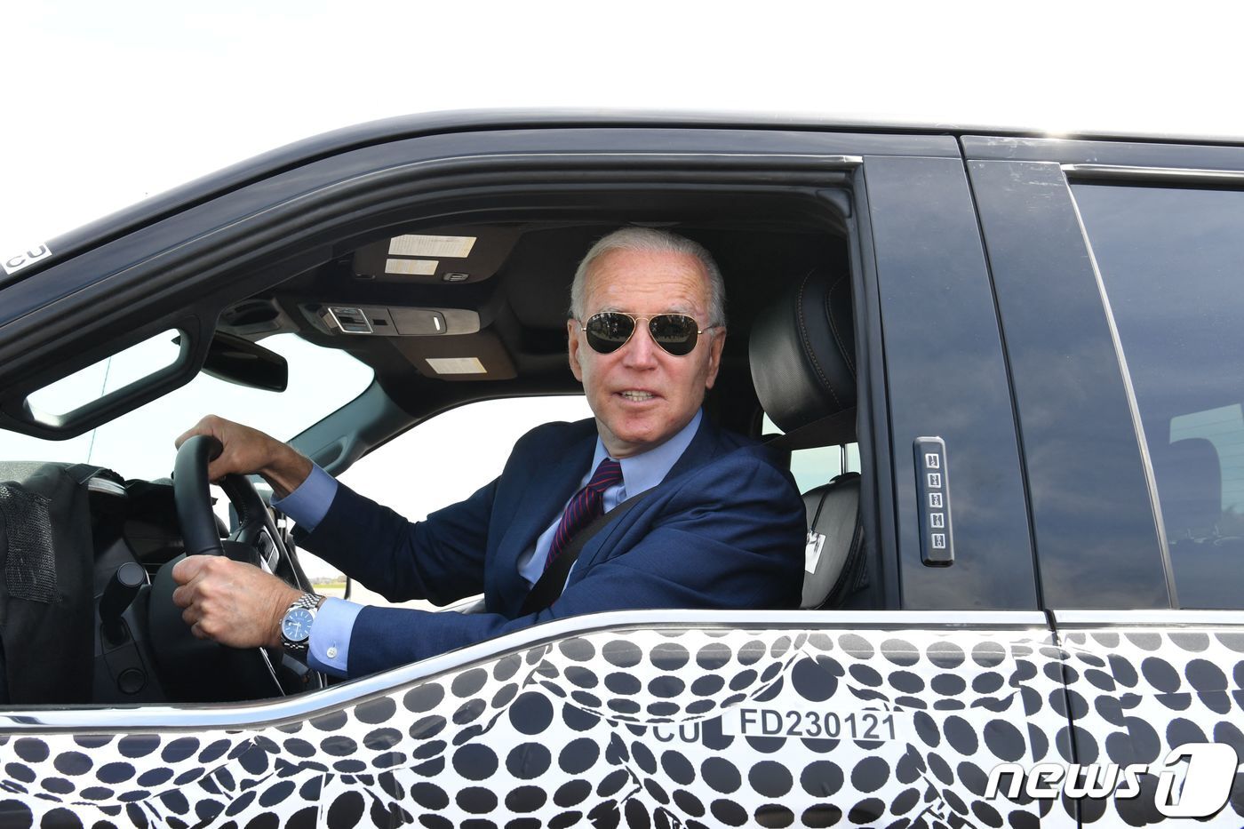 본문 이미지 - 조 바이든 미국 대통령이 미시간주 디어본에 있는 포드 자동차 공장서 포드-150 라이트닝 전기 픽업 트럭을 운전하고 있다. ⓒ AFP=뉴스1 ⓒ News1 우동명 기자