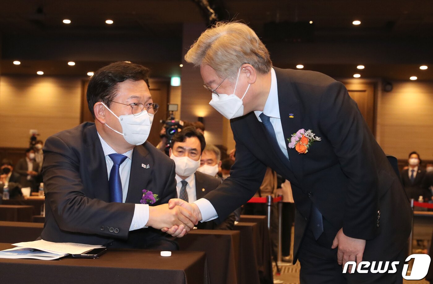 본문 이미지 - 송영길 더불어민주당 대표와 이재명 경기도지사가 20일 서울 여의도 중소기업중앙회에서 열린 '대한민국 성장과 공정을 위한 국회 포럼' 창립총회에서 인사하고 있다. 2021.5.20/뉴스1 ⓒ News1 오대일 기자
