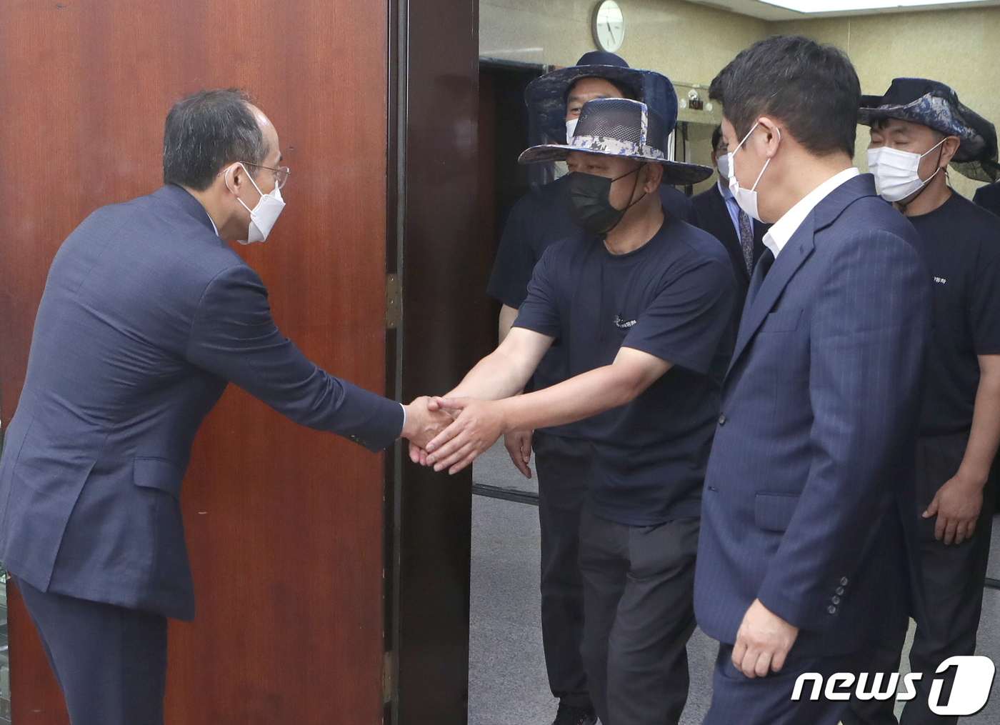 (서울=뉴스1) 오대일 기자 = 추경호 국민의힘 원내수석부대표가 20일 오전 서울 여의도 국회에서 쌍용자동차 정상화 염원 탄원서를 제출하기 위해 국회를 찾은 정일권 쌍용차 노조위원 …