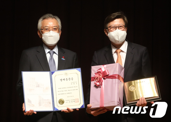 동아대 총동문회 명예동문증 받는 박형준 시장