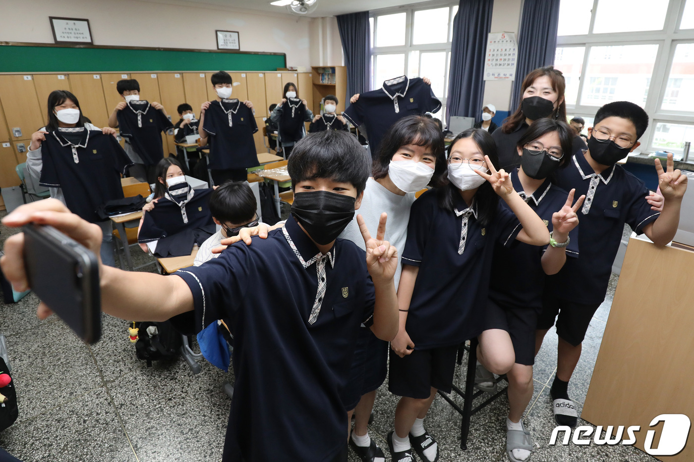 (대구=뉴스1) 공정식 기자 = 20일 대구 서구 평리중학교에서 올해 처음 운영되는 무상교복사업을 위한 신입생 교복 배부 행사가 열려 새 교복을 입은 1학년 학생들이 포즈를 취하고 …