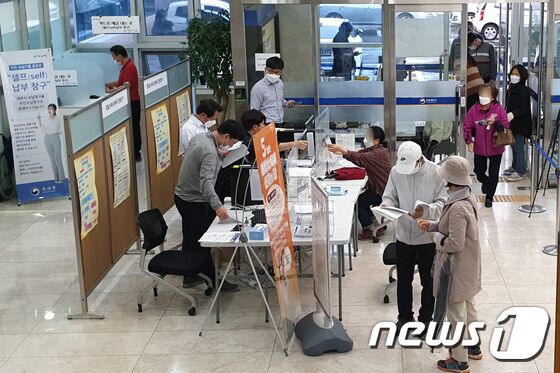 20일 국세청 포항세무서에서 시민들이 2021년도 근로장려금, 자녀장려금을 신청하기 위해 줄을 서서 기다리고 있다. 2021.5.20/뉴스1 © News1 최창호 기자