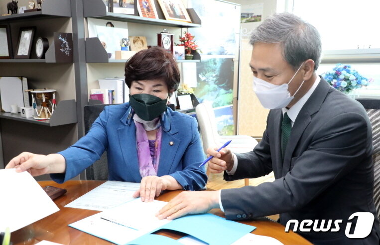 본문 이미지 - 5월20일 국회를 방문한 김승수 전주시장이 전해숙 민주당 최고위원과 면담을 갖고 지역 현안 해결과 국가예산 지원을 요청했다. 또 국가균형발전을 위해서라도 광역시가 없는 전북과 전주에 전폭적인 지원이 필요하다고 강조했다.(전주시 제공)ⓒ 뉴스1
