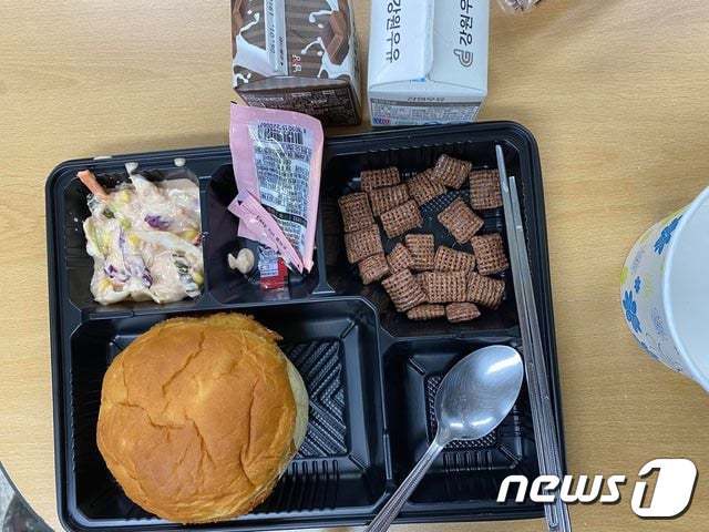 본문 이미지 - 자신을 국군지휘통신사령부 예하부대 병사라고 밝힌 누리꾼이 20일 '육군훈련소 대신 전해드립니다'' 페이스북 페이지에 제보한 이달 20일 격리자 점심 메뉴 사진. ('육군훈련소 대신 전해드립니다' 캡처) ⓒ 뉴스1