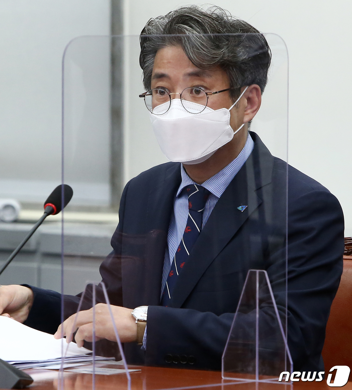 (서울=뉴스1) 오대일 기자 = 김진욱 더불어민주당 신임 대변인이 21일 국회에서 열린 최고위원회의에서 사회를 보고 있다. 2021.5.21/뉴스1