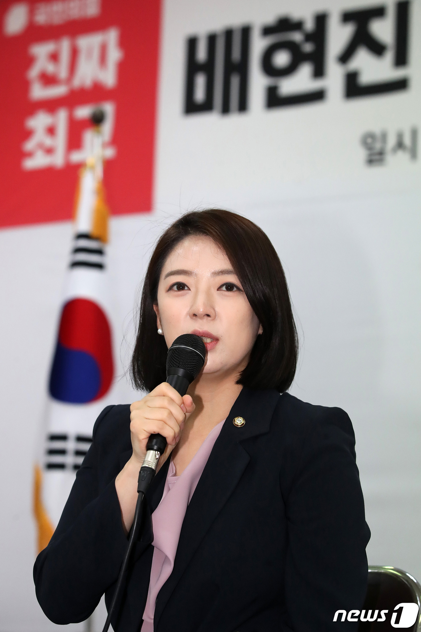 (대구=뉴스1) 공정식 기자 = 배현진 국민의힘(서울 송파구을) 최고위원 후보가 21일 오전 대구 수성구 국민의힘 대구시당에서 열린 기자간담회에 참석해 모두발언을 하고 있다. 20 …