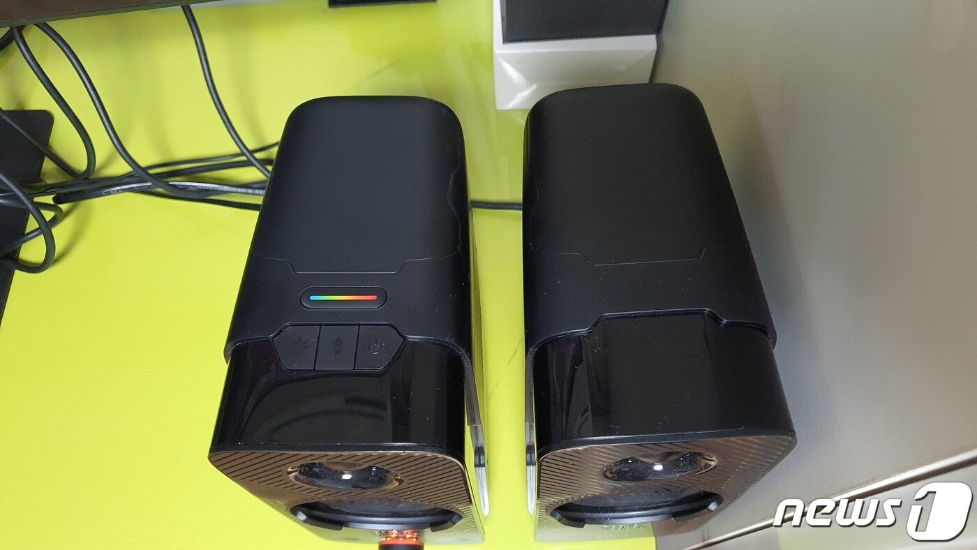 본문 이미지 - JBL QUANTUM DUO 게이밍 스피커의 상단 모습. 메인 스피커에 LED 조명 색상을 선택할 수 있는 버튼이 있다. 전원 및 블루투스 연결, 조명 효과 버튼도 제품 상단에 위치해있다. ⓒ News1 정상훈 기자