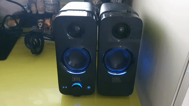 본문 이미지 - JBL QUANTUM DUO 게이밍 스피커의 LED 조명을 켜놓은 모습. 비트에 맞춰 색과 효과가 바뀐다. ⓒ News1 정상훈 기자