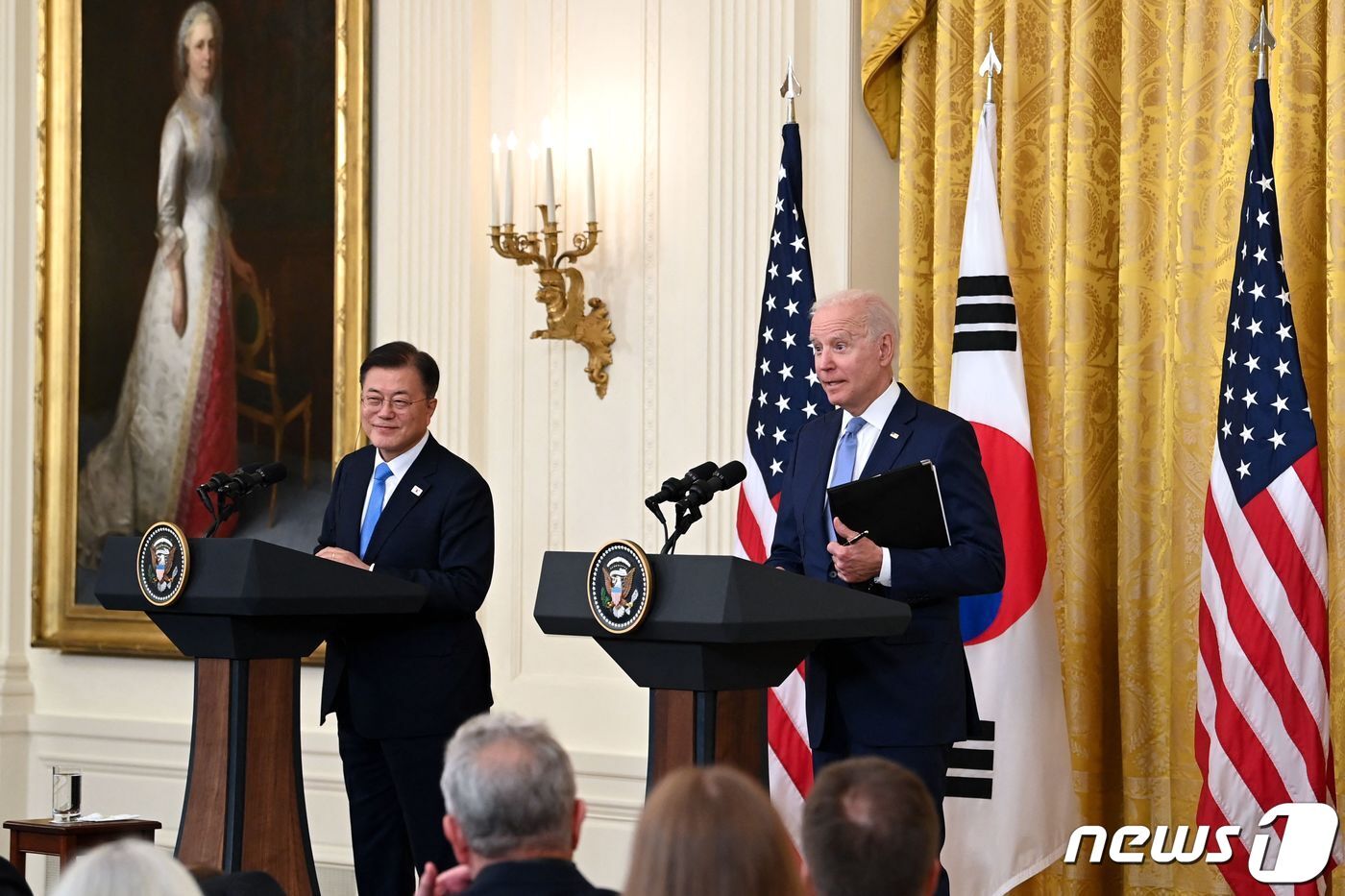본문 이미지 - 문재인 대통령과 조 바이든 미국 대통령이 21일 (현지시간) 미국 워싱턴 백악관에서 한·미 정상회담 공동기자회견을 하고 있다. ⓒ AFP=뉴스1