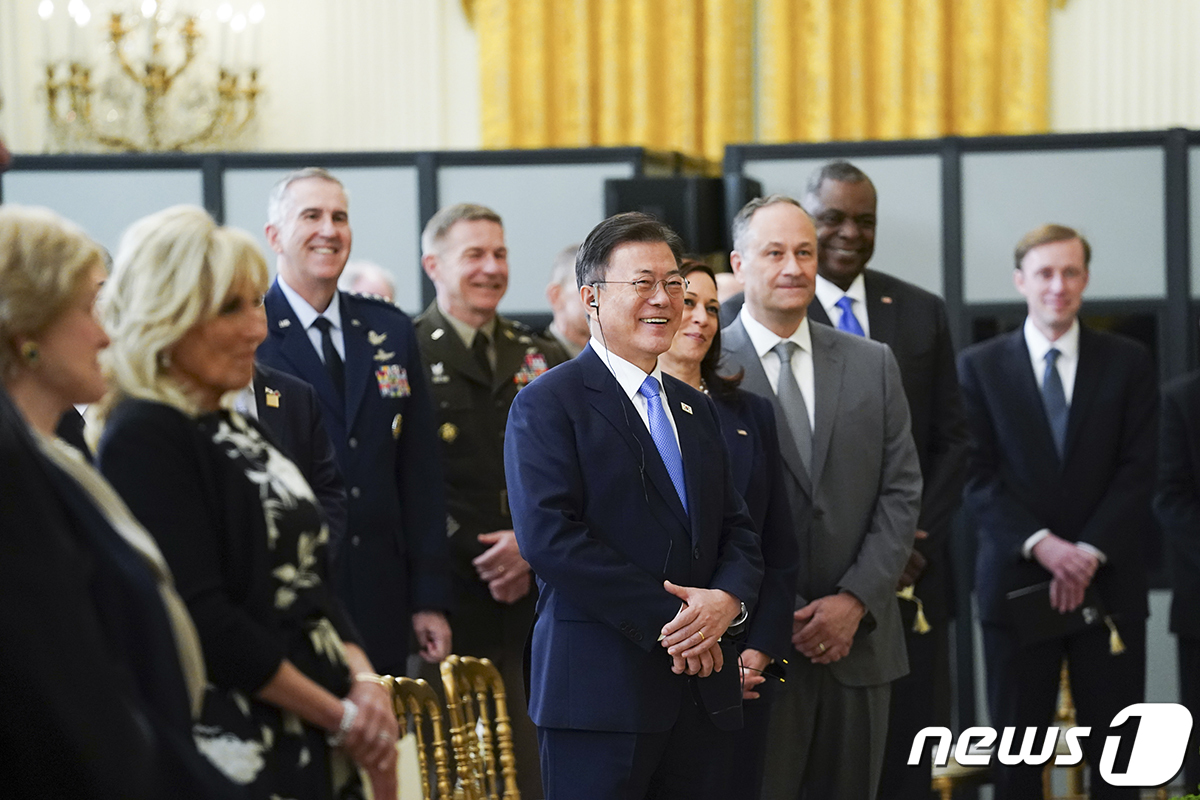 (서울=뉴스1) = 문재인 대통령이 21일 오후(현지시간) 미국 워싱턴 백악관에서 열린 한국전쟁 참전용사 랄프 퍼켓(Ralph Puckett) 예비역 대령의 명예훈장 수여식에서 조 …