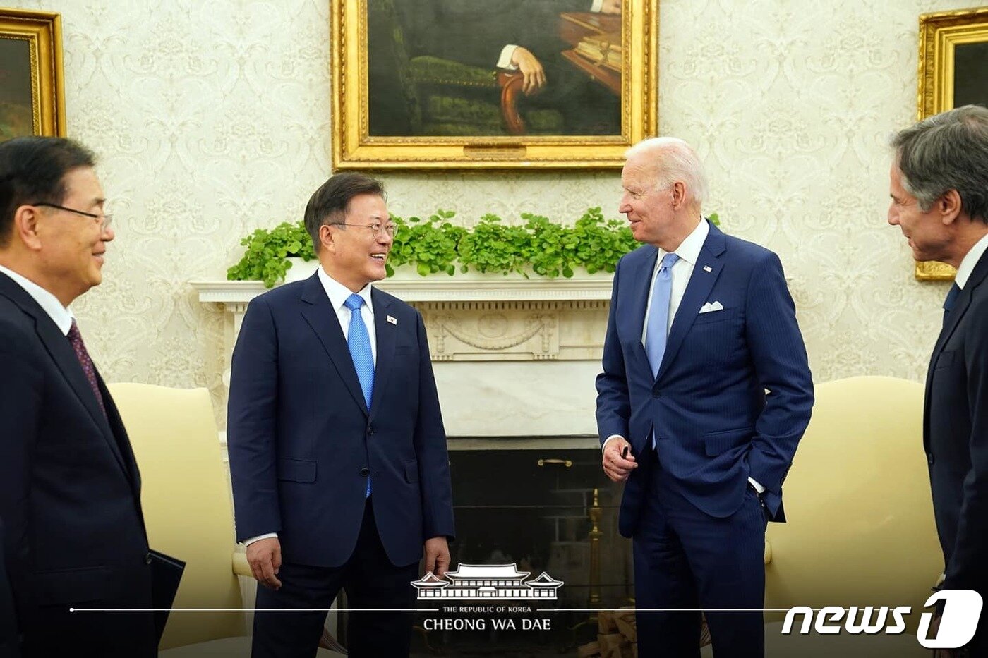 본문 이미지 - 문재인 대통령과 조 바이든 미국 대통령이 21일 오후(현지시간) 워싱턴 백악관 오벌오피스에서 소인수회담을 갖고 있다.(청와대 페이스북) 2021.5.22/뉴스1