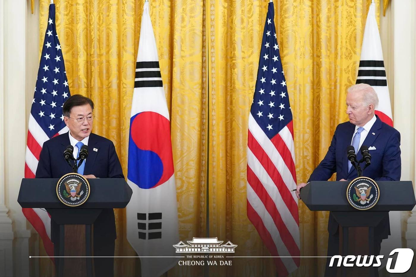 본문 이미지 - 문재인 대통령과 조 바이든 미국 대통령이 21일 오후(현지시간) 한미정상회담 뒤 백악관 이스트룸에서 공동 기자회견을 하고 있다.(청와대 페이스북) 2021.5.22/뉴스1