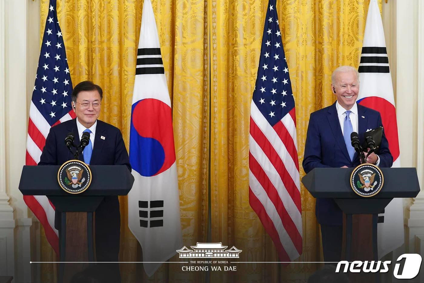 본문 이미지 - 문재인 대통령과 조 바이든 미국 대통령이 한미정상회담 뒤 백악관 이스트룸에서 공동 기자회견을 하고 있다.(청와대 페이스북) 2021.5.22/뉴스1