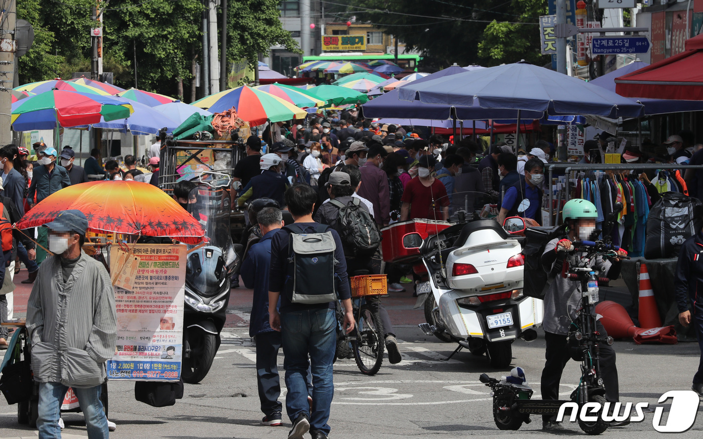 (서울=뉴스1) 박세연 기자 = 23일 오전 주말을 맞이해 서울 종로구 동묘 벼룩시장이 인파로 붐비고 있다.질병관리청 중앙방역대책본부는 신종 코로나바이러스 감염증(코로나19) 신규 …