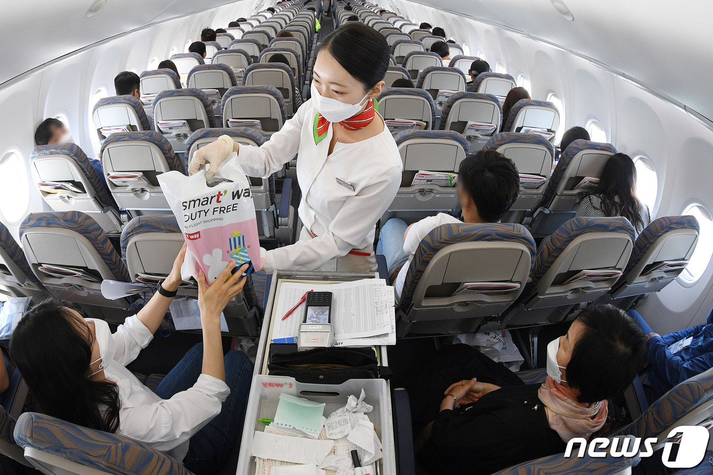 (대구=뉴스1) 공정식 기자 = 지난 22일 대구국제공항에서 코로나19 장기화로 해외 여행이 어려워진 가운데 해외 상공을 경유해 면세품 구입이 가능한 무착륙 국제관광비행이 첫 선을 …