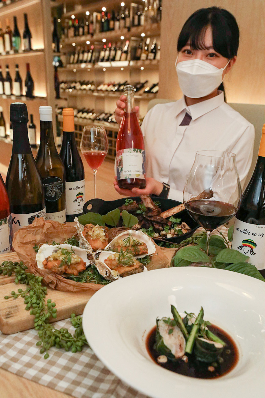 (서울=뉴스1) = 23일 오전 서울 강남구 현대백화점 무역센터점 지하 1층 와인복합전문매장 '와인웍스'에서 직원이 '밍글스(Mingles)'와 협업한 특별 메뉴를 소개하고 있다. …