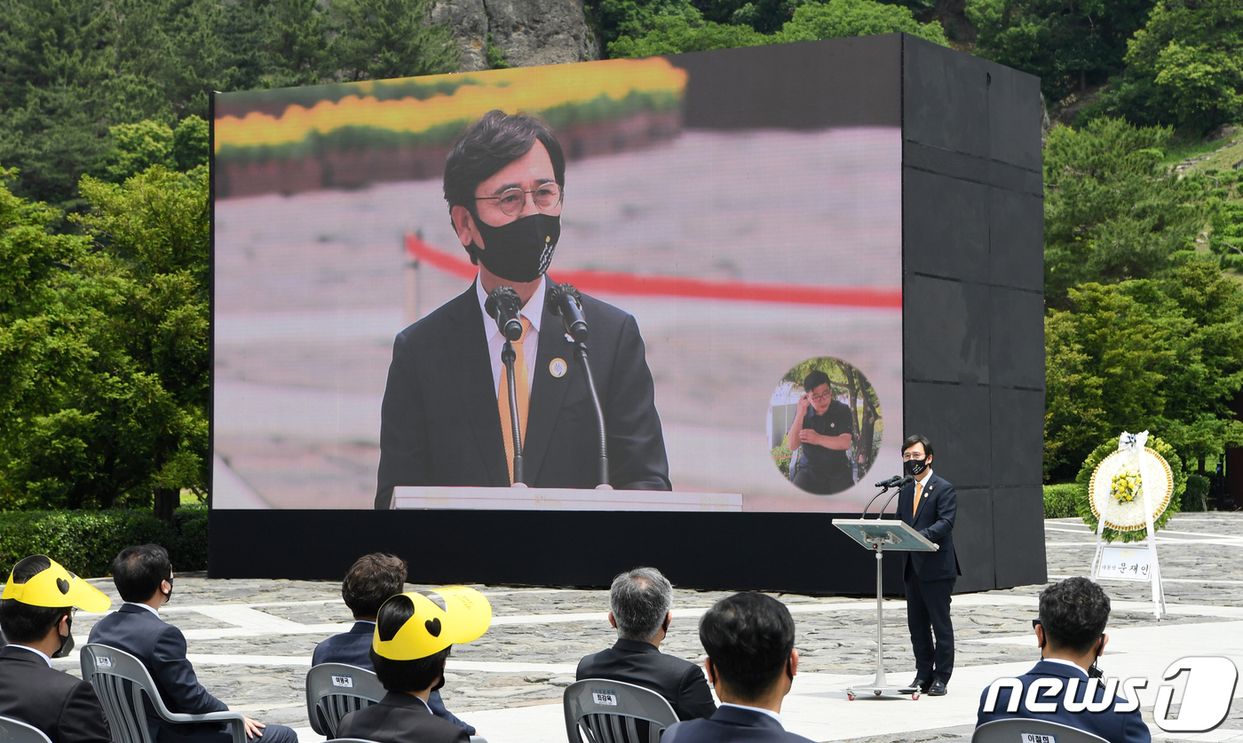 (김해=뉴스1) 여주연 기자 = 23일 오후 경남 김해시 진영읍 봉하마을에서 고(故) 노무현 전 대통령 서거 12주기 추도식이 엄수되고 있다. 유시민 노무현재단 이사장이 추도사를 …