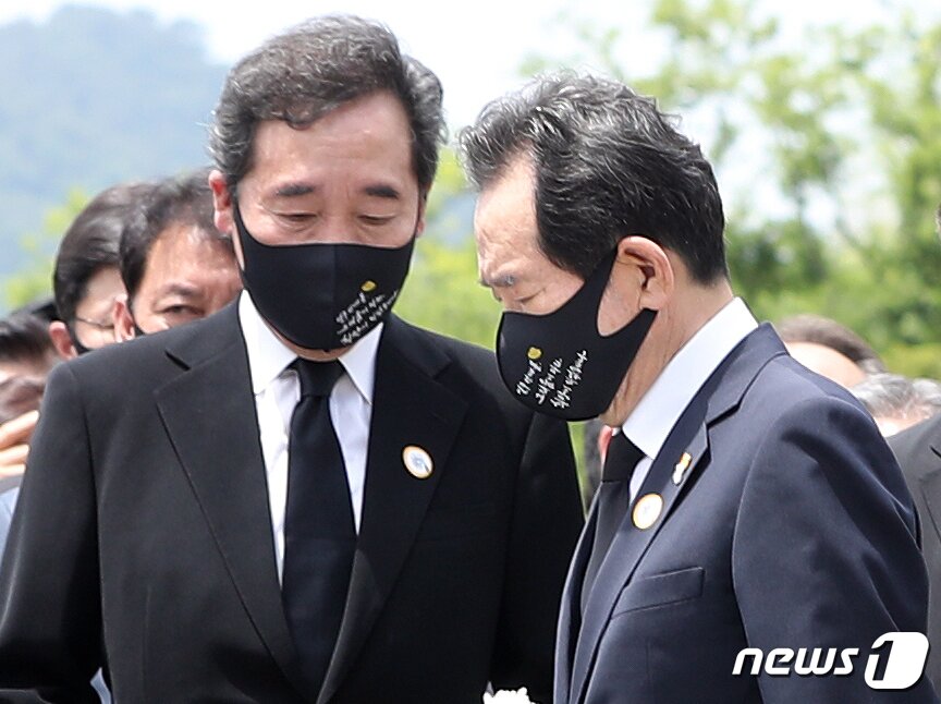 본문 이미지 - 23일 오전 경남 김해시 진영읍 봉하마을에서 열린 노무현 전 대통령 서거 12주기 추도식에서 헌화를 마친 정세균 전 총리(오른쪽)가 헌화 순서를 기다리는 이낙연 전 총리 앞으로 이동하고 있다. 2021.5.23/뉴스1 ⓒ News1 여주연 기자