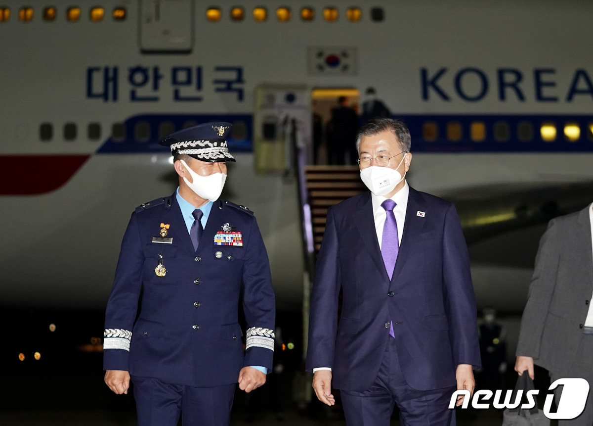 (서울=뉴스1) = 미국 방문을 마친 문재인 대통령이 23일 서울공항에 도착, 공군1호기에서 내려 김현수 공군 15비행단장과 이동하고 있다. (청와대 제공) 2021.5.24/뉴스 …