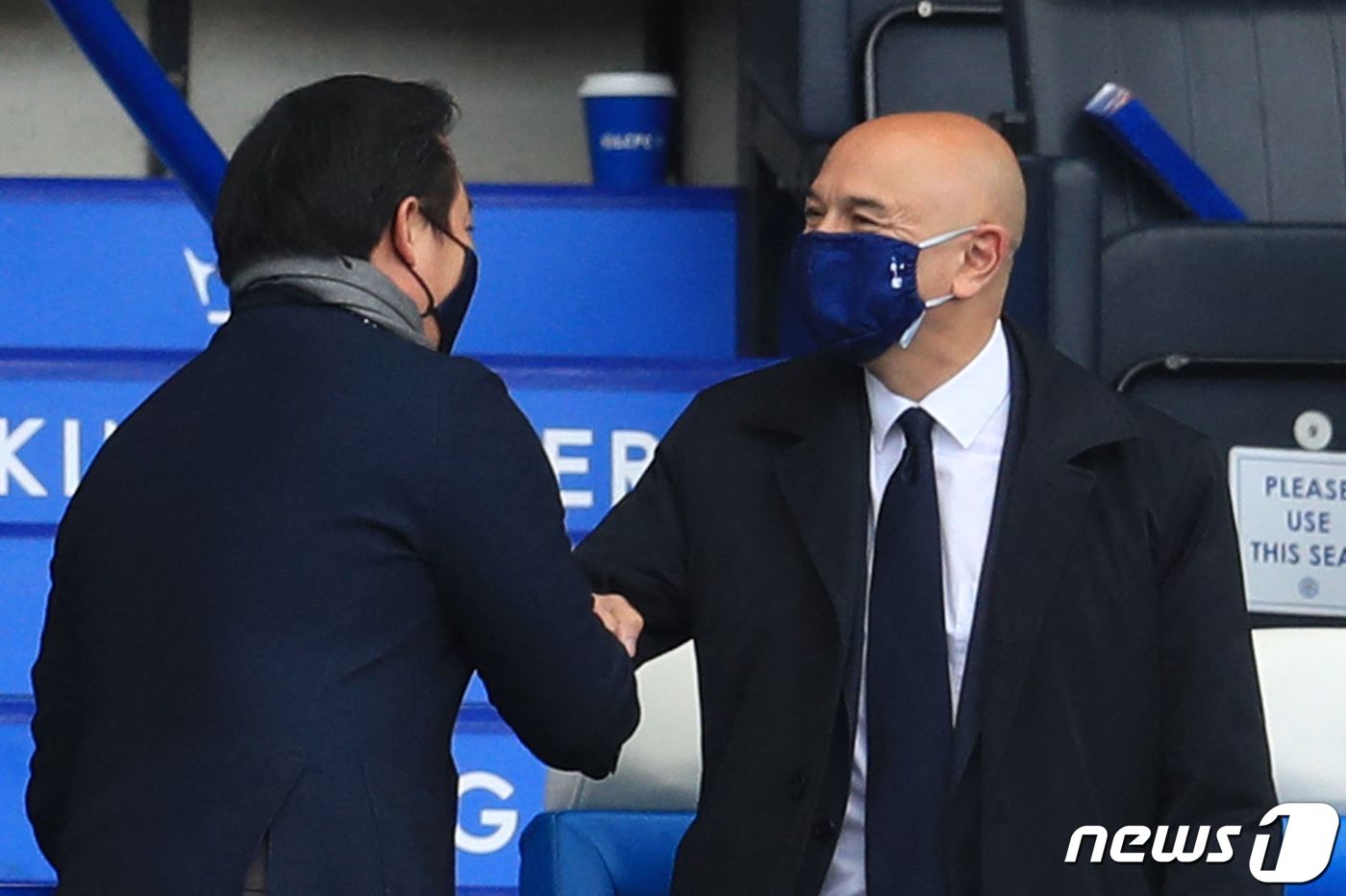 (레스터 AFP=뉴스1) 우동명 기자 = 다니엘 레비 토트넘 회장과 아이야왓 스리바다나프라바 레스터 시티 회장이 23일(현지시간) 영국 레스터의 킹 파워 스타디움에서 열린 토트넘 …