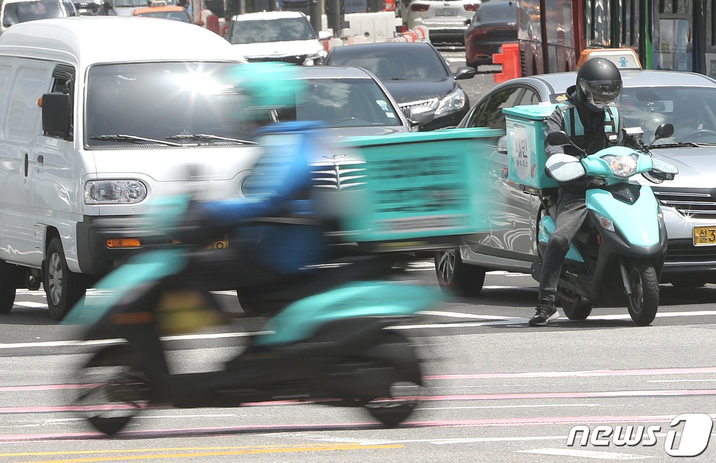 본문 이미지 - 배답앱을 통해 2만원 이상 4회 결제시 1만원을 할인 받을 수 있는 정부의 &#39;외식쿠폰&#39; 사업이 시작된 24일 서울의 한 대학가에 배달 라이더들이 이동하고 있다. ⓒ News1 이성철 기자