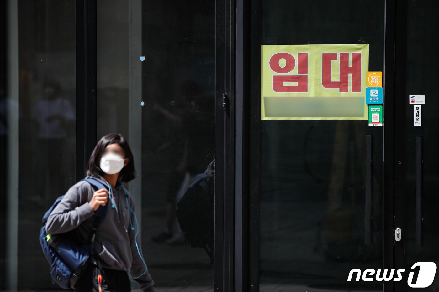 본문 이미지 - 서울 중구 명동 거리 상가에 붙은 임대 현수막 5.24 ⓒ News1 이승배 기자