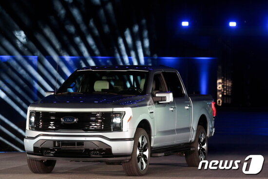 본문 이미지 - 미국 포드 자동차가 상업용 전기픽업트럭 F-150 라이트닝 프로. ⓒ 로이터=뉴스1