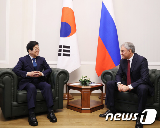 러시아 하원의장과 대화 나누는 박병석 국회의장