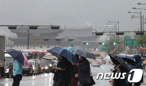 [오늘 날씨] 서해안 오후부터 최대 100㎜…전국 낮기온 25도 안팎 - 뉴스1