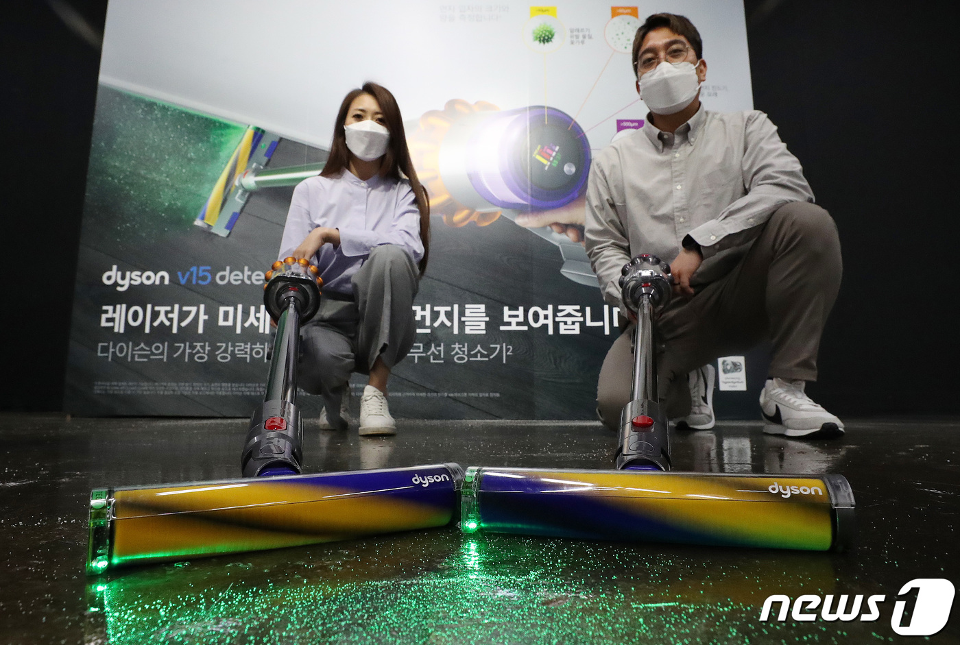 (서울=뉴스1) 박세연 기자 = 25일 서울 성동구 에스팩토리에서 열린 다이슨 신제품 무선청소기 출시행사에서 모델들이 '다이슨V15 디텍트'와 '다이슨V12 디텍트 슬림'을 선보이 …