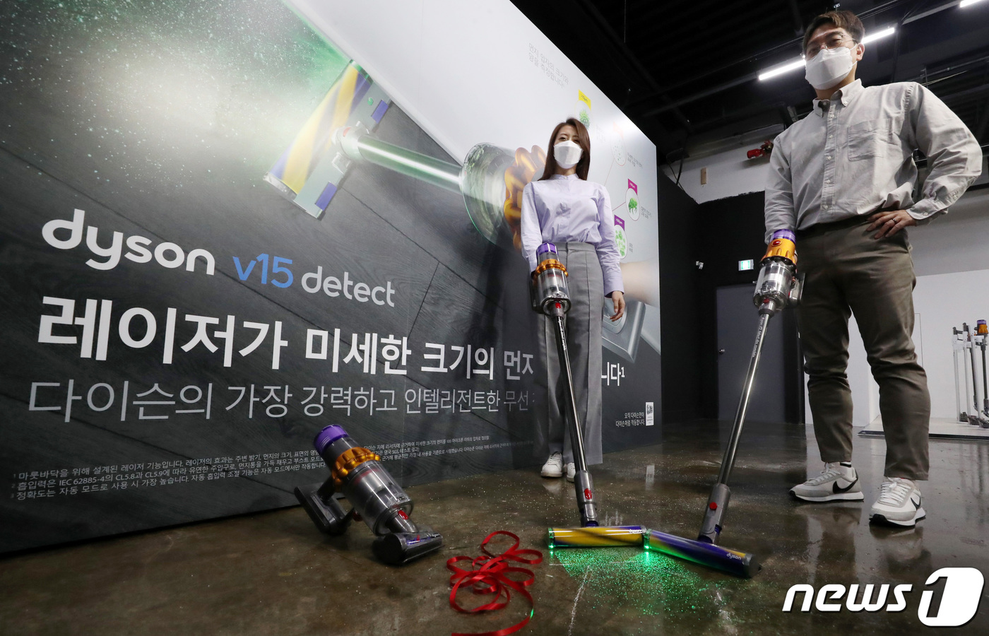 (서울=뉴스1) 박세연 기자 = 25일 서울 성동구 에스팩토리에서 열린 다이슨 신제품 무선청소기 출시행사에서 모델들이 '다이슨V15 디텍트'와 '다이슨V12 디텍트 슬림'을 선보이 …