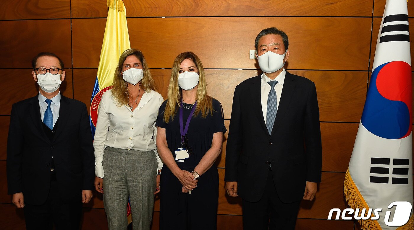 본문 이미지 - 황기철 국가보훈처장(오른쪽)이 24일 콜롬비아의 한·콜롬비아 우호 재활센터를 방문, 디아나 구티에레스 데 피녜레스 센터장(왼쪽에서 두번째) 등 관계자들과 기념사진을 찍고 있다.  사진 왼쪽은 추종연 주콜롬비아대사. (국가보훈처 제공) 2021.5.25/뉴스1