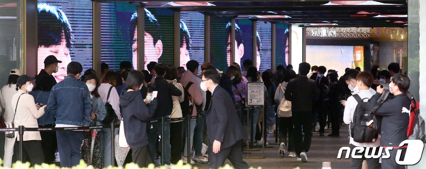 본문 이미지 - 서울 중구 명동 한 면세점 앞에서 외국인들이 줄서서 입장을 기다리고 있다. 이들 대부분은 중국인 구매 대행 보따리상으로 알려졌다. 2021.5.25/뉴스1 ⓒ News1 김명섭 기자