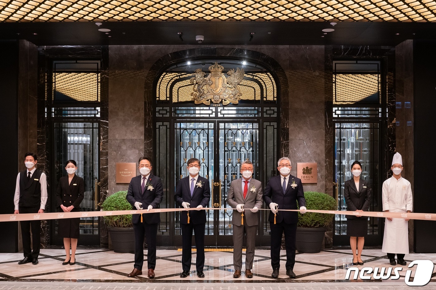 (서울=뉴스1) = 25일 서울 강남구 역삼동 센터필드 웨스트타워에서 열린 ‘조선 팰리스 서울 강남, 럭셔리 컬렉션 호텔’ 개관식에서 임영록 신세계프라퍼티 대표이사(왼쪽부터), 한 …
