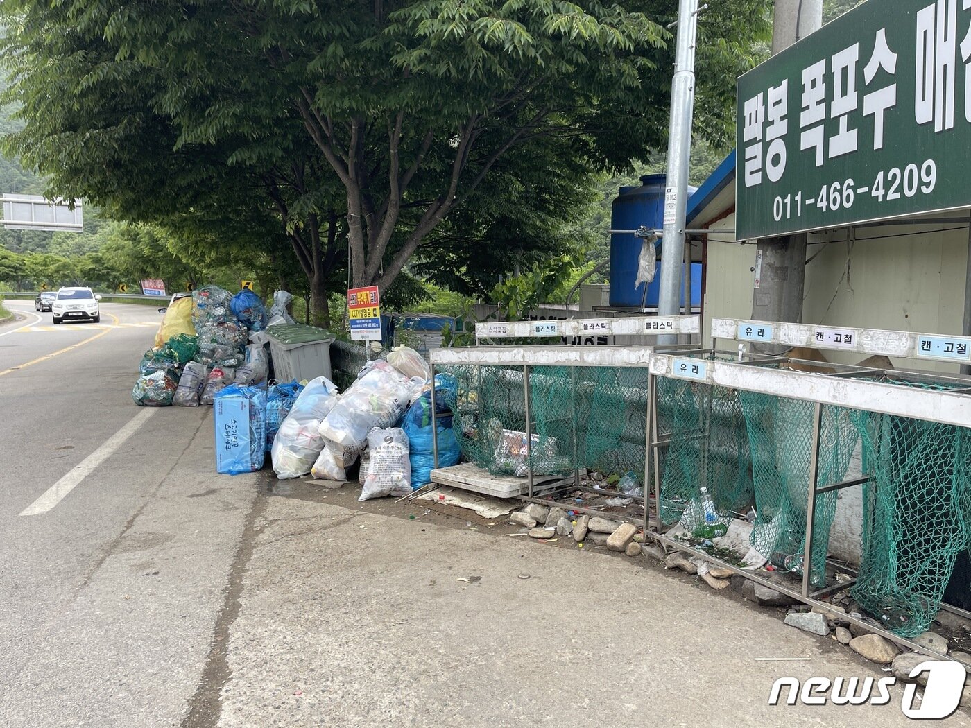 본문 이미지 - 충주 수주팔봉 유원지 입구에 놓여진 쓰레기 더미.2021.5.25/ⓒ 뉴스1