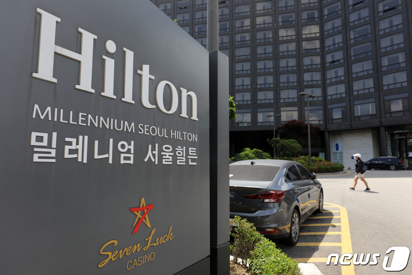 (서울=뉴스1) 이승배 기자 = 서울 중구 남산 기슭에 있는 밀레니엄 서울 힐튼호텔이 국내 부동산펀드 운용사에 매각되면서 40년 역사를 뒤로하고 사라지게 된다. 지난 24일 한국경 …