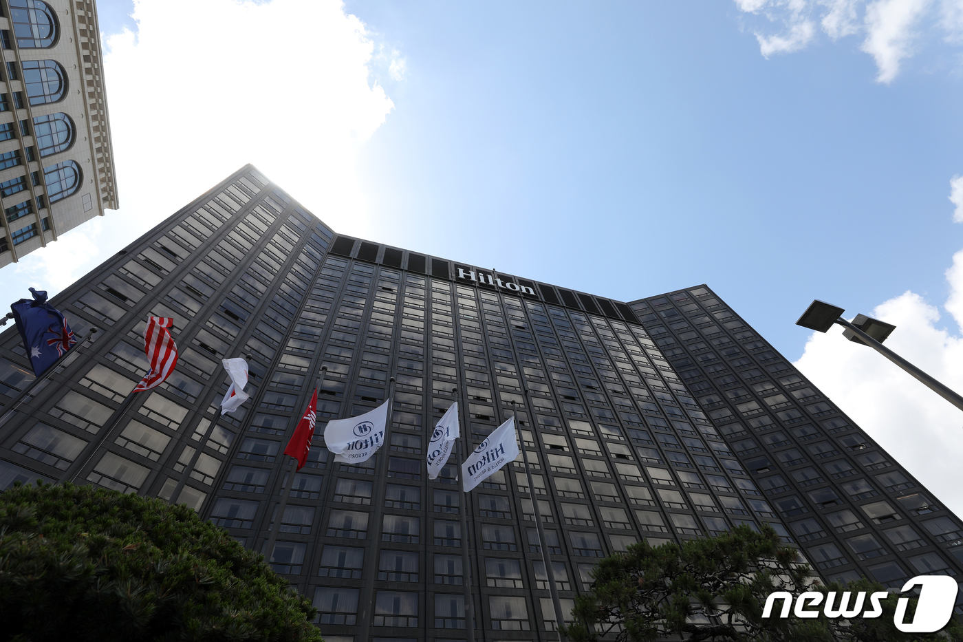 (서울=뉴스1) 이승배 기자 = 서울 중구 남산 기슭에 있는 밀레니엄 서울 힐튼호텔이 국내 부동산펀드 운용사에 매각되면서 40년 역사를 뒤로하고 사라지게 된다. 지난 24일 한국경 …