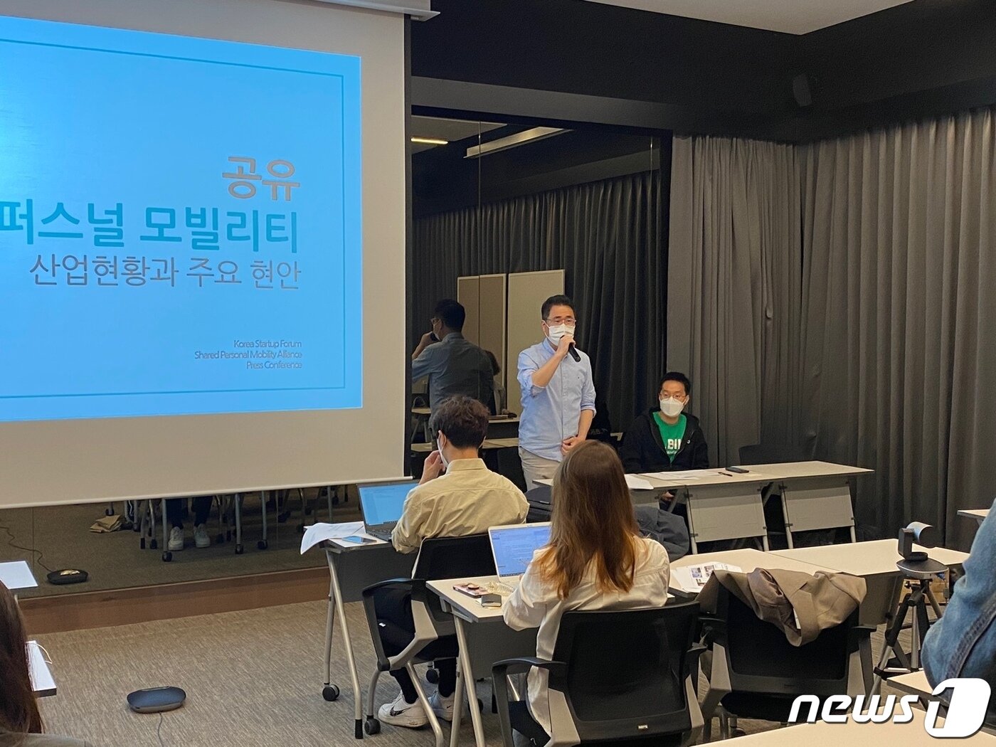 본문 이미지 - 코리아스타트업포럼 퍼스널모빌리티 산업협의회(SPMA)는 25일 기자간담회를 열고 공유 전동킥보드 국내 산업 현황과 최근 정부와 지자체의 규제 정책에 대한 입장을 밝혔다. 최영우 올룰로 대표가 발언을 하고 있다. (코리아스타트업포럼 제공) ⓒ 뉴스1