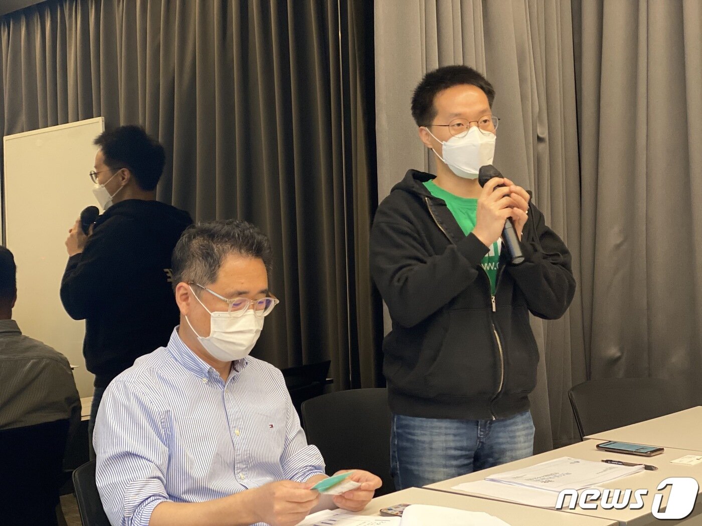 본문 이미지 - 윤종수 지바이크 대표(오른쪽)는 전동킥보드가 안전 문제에 있어 자전거와 큰 차이가 없다고 주장했다. 2021.05.25./뉴스1 ⓒ News1 이기범 기자ⓒ 뉴스1