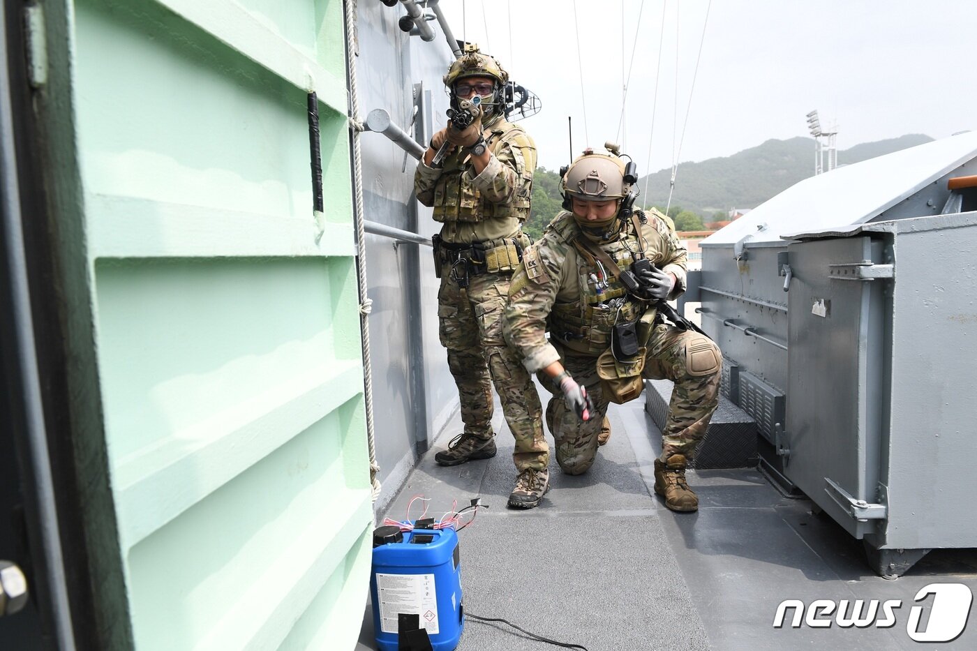 본문 이미지 - 해군 특수전단 공격팀과 폭발물처리팀이 25일 실시된 연합·합동 폭발물처리 훈련 도중 함선에서 발견된 폭발물을 제거할 준비를 하고 있다. (합참 제공) ⓒ 뉴스1
