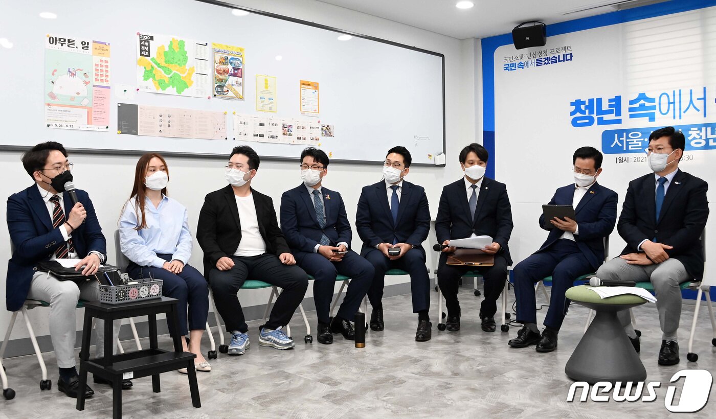 본문 이미지 - 송영길 더불어민주당 대표(오른쪽)가 25일 서울 영등포구 무중력지대 영등포에서 열린 국민소통·민심경청 프로젝트 '서울·부산 청년과의 간담회'에서 한 청년의 발언을 듣고 있다. 2021.5.25/뉴스1 ⓒ News1 국회사진취재단