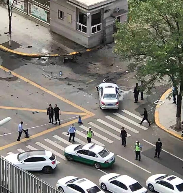 본문 이미지 - 지난 24일 중국 랴오닝성 푸신시 시청 앞 도로에서 전기 이륜차가 폭발하는 사고가 발생했다. (시나닷컴 갈무리)