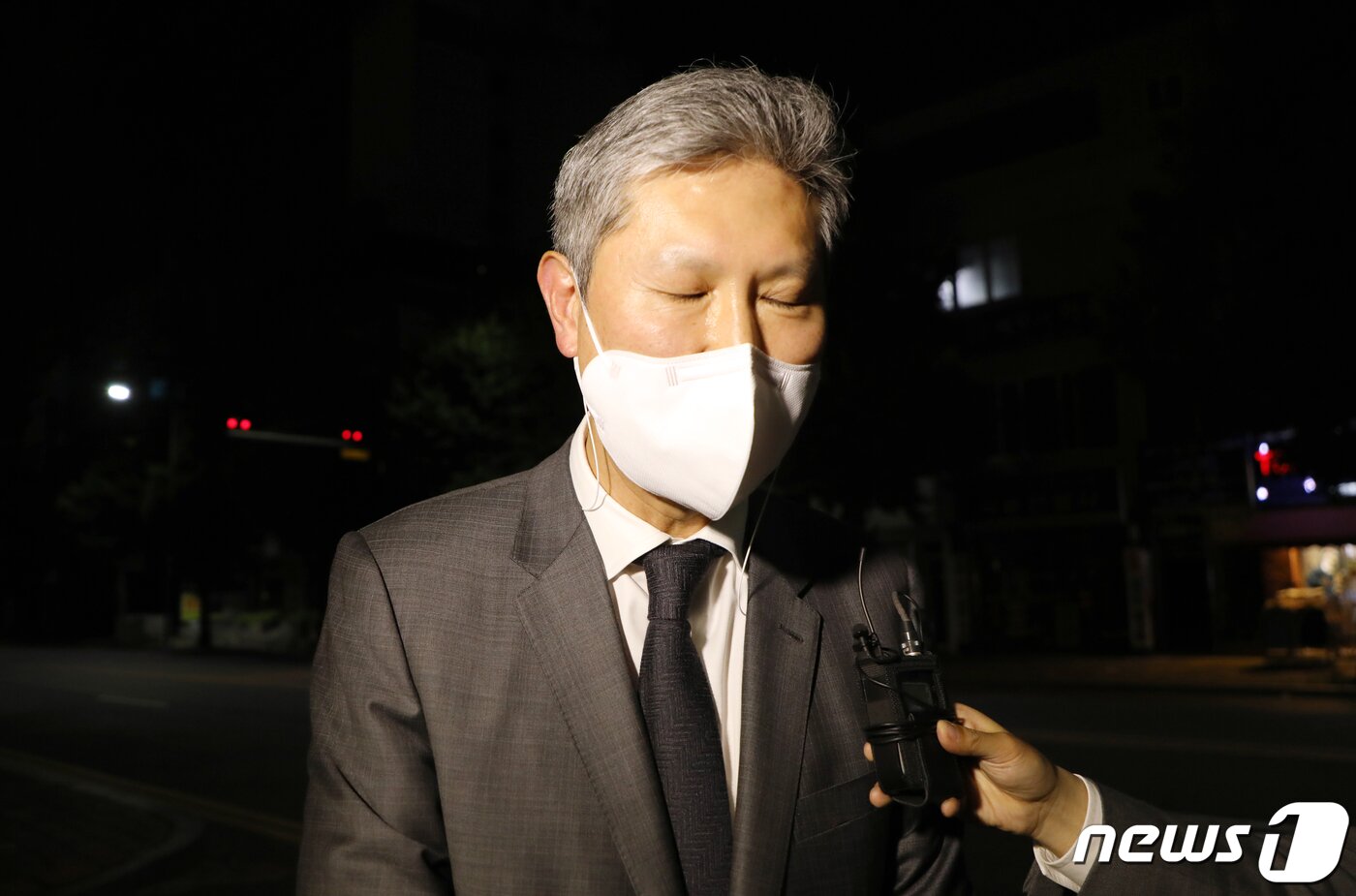 본문 이미지 - 노태우 전 대통령의 장남 노재헌씨가 5·18연극 관람을 위해 25일 광주 동구 한 소극장을 찾았다가 연극 관람 후 이에 항의하는 5·18관계자들에게 '죄송하다'고 사죄하고 있다. 노씨는 이날 '피해자들의 이야기를 듣고 공감하고 싶어 직접 연극 관람을 하고 싶었다'며 광주를 찾은 이유를 밝혔다. 2021.5.25/뉴스1 ⓒ News1 이수민 기자