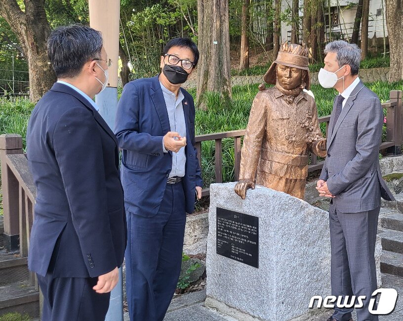 본문 이미지 - 노태우 전 대통령의 장남 재헌씨가 지난 2021년 5월25일 광주 남구 5·18시민군 최초 결성지 광주공원을 찾아 오월 관계자의 안내로 김군 동상을 살피고 있다. (독자제공) 2021.5.25/뉴스1 