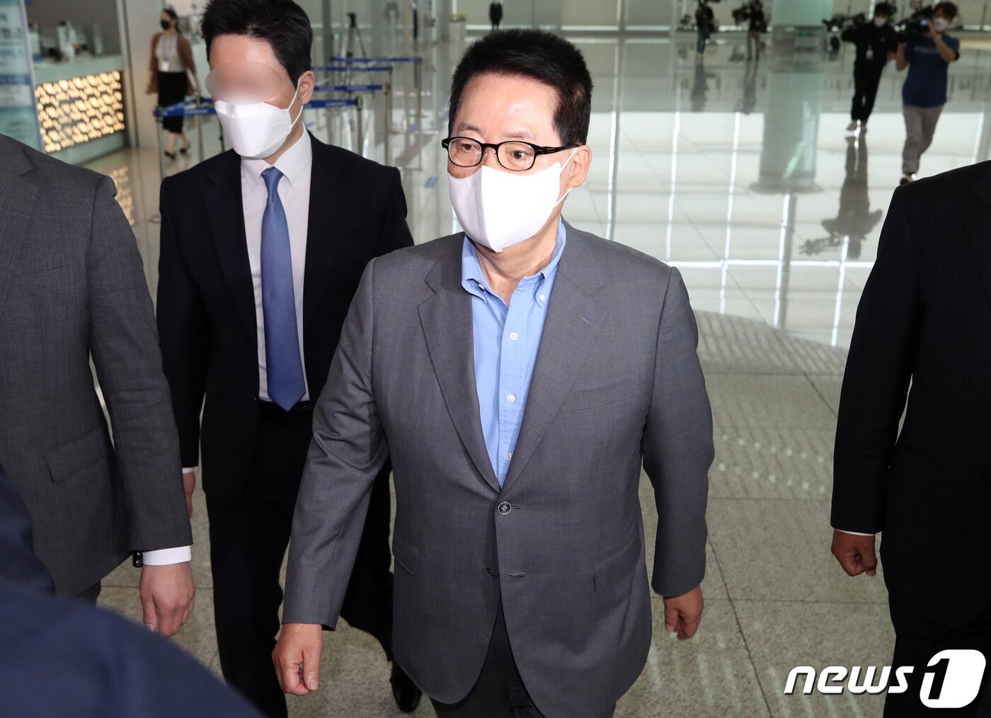 본문 이미지 - 박지원 국가정보원 원장이 26일 오전 인천국제공항을 통해 미국으로 출국하고 있다. 박 원장은 뉴욕, 워싱턴 등을 방문해 한미정상회담 후속 조치 논의할 가능성이 큰 것으로 알려졌다. 2021.5.26/뉴스1 ⓒ News1 황기선 기자