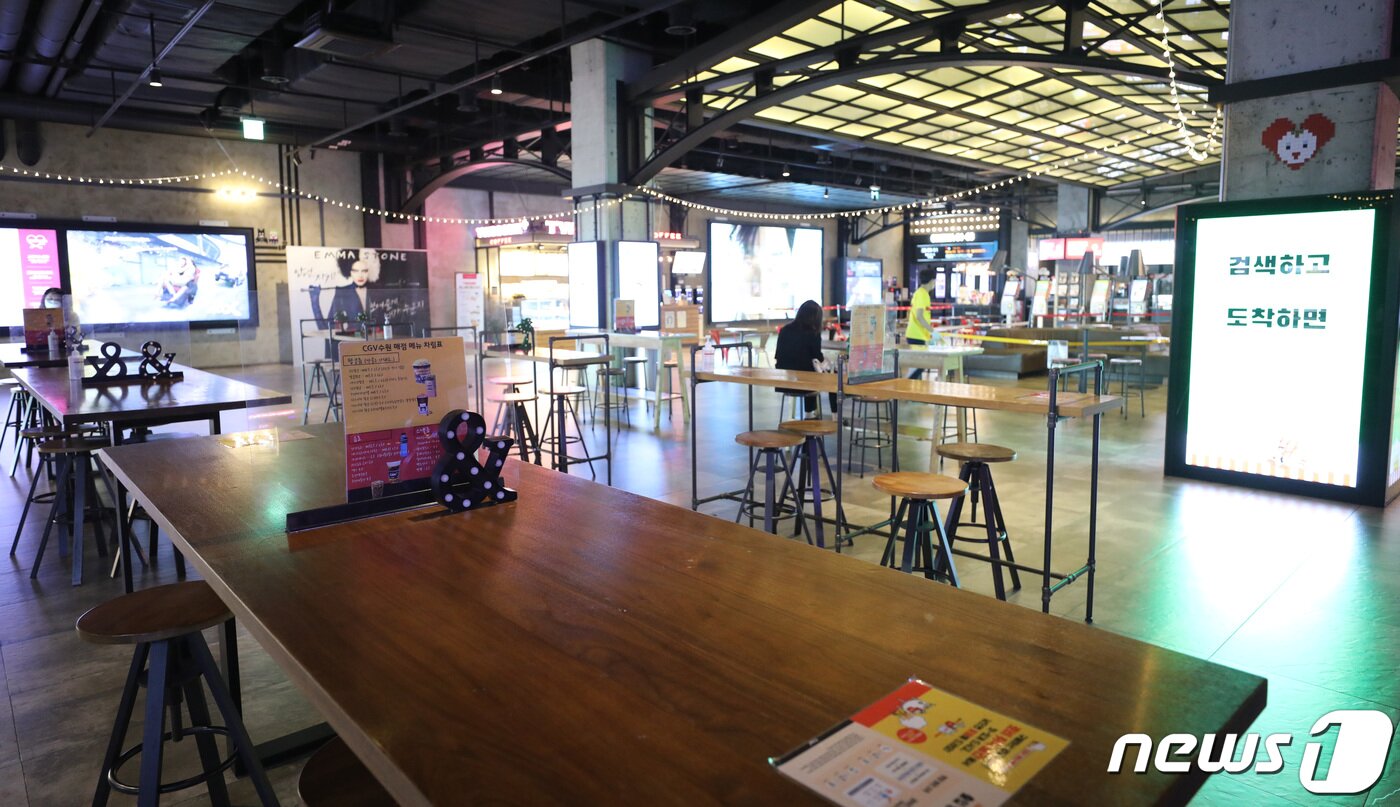 본문 이미지 - 문화가 있는 날인 5월26일 오전 경기도 수원시의 한 영화관이 썰렁한 모습을 보이고 있다. 신종 코로나바이러스 감염증(코로나19)의 장기화로 인해 영화관을 찾는 시민들이 줄어들며 일부 영화관들은 휴업 및 폐점을 하는 등 영화산업이 위기에 직면해 있다. 20215.26/뉴스1 ⓒ News1 김영운 기자