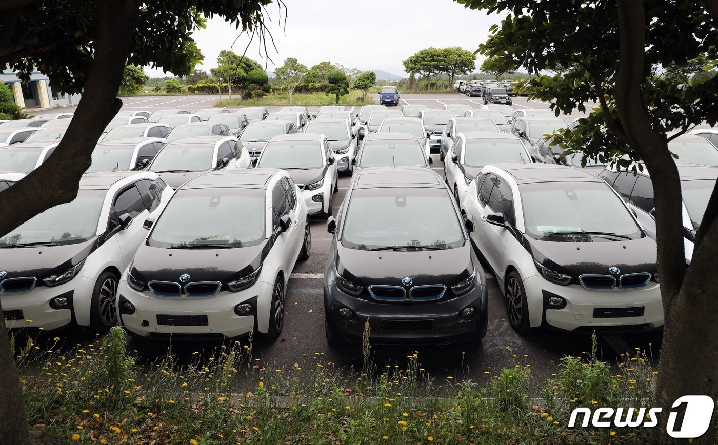 본문 이미지 - 26일 오전 제주 서귀포에 있는 폐관한 공연장의 주차장에 BMW i3 100여 대가 세워져 있다. 지난해 폐업한 렌터카업체의 소유였던 이 차량들은 제주시 애월읍 목초지에 세워져있다가 옮겨졌다.2021.5.26/뉴스1ⓒ News1 홍수영 기자