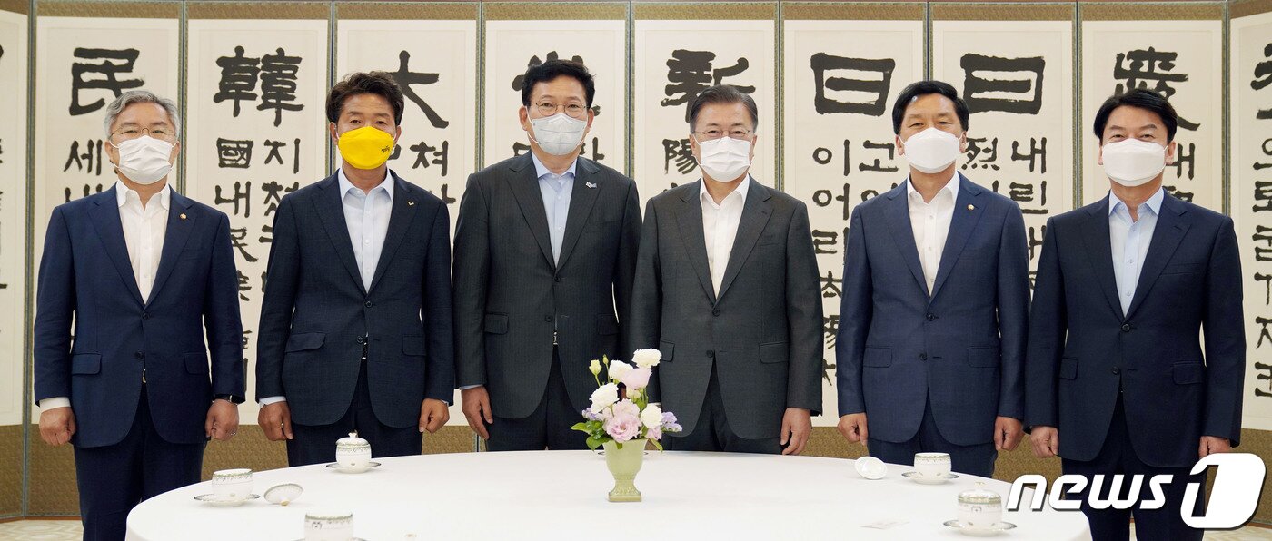 본문 이미지 - 문재인 대통령이 26일 청와대에서 열린 여야 5당 대표 초청 오찬간담회에서 참석자들과 기념촬영을 하고 있다. 왼쪽부터 최강욱 열린민주당 대표, 여영국 정의당 대표, 송영길 더불어민주당 대표, 문 대통령, 김기현 국민의힘 대표 권한대행 겸 원내대표, 안철수 국민의당 대표. 2021.5.26/뉴스1 ⓒ News1 이광호 기자