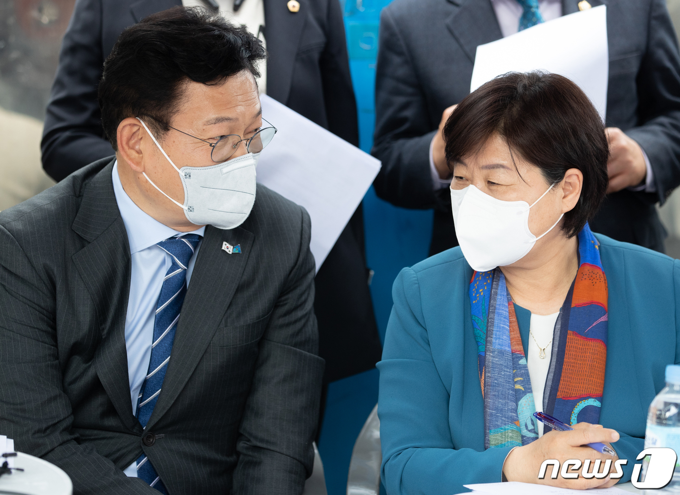 (서울=뉴스1) 이재명 기자 = 송영길 더불어민주당 대표와 서영교 의원이 25일 오후 서울 중랑구 면목역공원에서 열린 국민소통·민심경청 프로젝트 '찾아가는 민주당' 현장방문에서 대 …